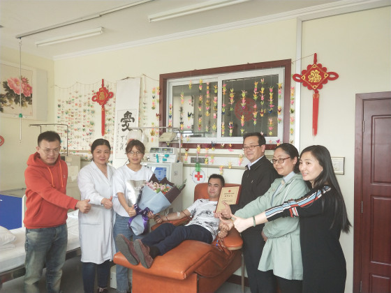 1553219202134982.jpg 总库主任李黎及红十字会、医护人员、妻子阿倩共同为阿飞点赞_20190320221632.jpg